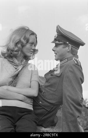 Courant 34 - 3 - 1974: L'amour sur la scènel'histoire dramatique de l'amour entre le non-officier allemand Willi Jutzi et une fille norvégienne est maintenant recréée sur film. Les deux ont vécu pendant des mois dans les zones frontalières entre la Suède et la Norvège. Les deux rôles principaux sont joués par l'étudiante en sciences infirmières de 21 ans et l'ancienne Miss Norway, Aina Walle et l'acteur allemand Siemen Rühaak. Swede Jan Nygren, de Dramaten à Stockholm, a un rôle important à jouer. Le directeur est Eldar Einarsson. « Faneflukt » est son premier film. Photo: Ivar Aaserud / Aktuell / NTB ***PHOTO NON TRAITÉE*** Banque D'Images