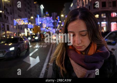 Jeune femme regardant dans la rue à Madrid, Espagne. Banque D'Images