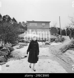 Réel 6-7-1960: Sur de vieux placettes Anne-Marie Rockefeller de Søgne – transformée en Mme Rockefeller de New York – a rendu hommage à son village natal par une visite rapide. La villa bien connue sur la colline est de nouveau entrée dans la cime quand il a été fuité que la fille dans la maison était à la maison pour un court hiver vacances. Photo: Aage Storløkken / Aktuell / NTB ***PHOTO NON TRAITÉE*** Banque D'Images