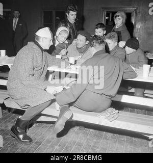 Courant 2-2-1960: Coup de pied avec le coup olympique les skieurs et les patineurs ont eu leur premier grand test de force pré-olympique le week-end dernier, les patineurs à Trondheim, les sauteurs de ski et les skieurs de fond à Gjøvik. Dans ce rapport, nos employés nous parlent, en texte et en images, de la situation parmi les meilleures aujourd'hui. Hjalmar Hjallis Andersen était en route pour la Suède, mais il a fait aux courses du nouvel an comme perdant. ALV Gjestvang t.H., et Hroar Elvenes reçoivent les conseils olympiques de 'Kong Gangt'. Photo: Ivar Aaserud / Aktuell / NTB ***PHOTO NON TRAITÉE*** Banque D'Images
