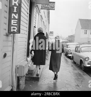 Réel 6-7-1960: Sur de vieux placettes Anne-Marie Rockefeller de Søgne – transformée en Mme Rockefeller de New York – a rendu hommage à son village natal par une visite rapide. À Kristiansand, elle a fait du shopping avec Mme Rasmussen et a visité, entre autres choses, un magasin de broderie avec des équipements pour bébés dans la fenêtre. Photo: Aage Storløkken / Aktuell / NTB ***PHOTO NON TRAITÉE*** Banque D'Images