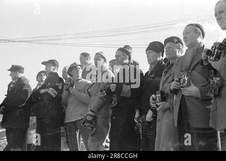 Courant 06-1950: De nouvelles pages à Holmenkollen.cette année le vent était sur le point de souffler l'ensemble de Holmenkollrennet, mais après un report de trois heures il est mort, et le grand festival folklorique qui attire tous, même à ceux qui s'occupent peu pour le sport, est allé de la pile conformément à la réglementation. Voici des photos du photographe Sverre A. Børretzen qui montrent la vie qui s'est déroulée parmi les 90 000 spectateurs avant, pendant et après la course. Photo; Sverre A. Børretzen / Aktuell / NTB ***PHOTO NON TRAITÉE*** Banque D'Images