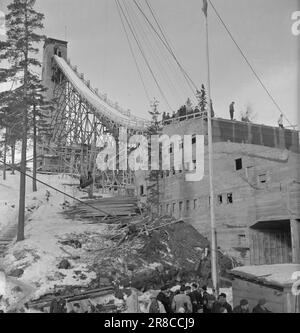 Courant 06-1950: De nouvelles pages à Holmenkollen.cette année le vent était sur le point de souffler l'ensemble de Holmenkollrennet, mais après un report de trois heures il est mort, et le grand festival folklorique, qui plaît à tout le monde, même à ceux qui ne s'intéressent pas beaucoup au sport, est parti de la manière prescrite. Voici des photos du photographe Sverre A. Børretzen qui montrent la vie qui s'est déroulée parmi les 90 000 spectateurs avant, pendant et après la course. Photo: Sverre A. Børretzen / Aktuell / NTB ***PHOTO NON TRAITÉE*** Banque D'Images