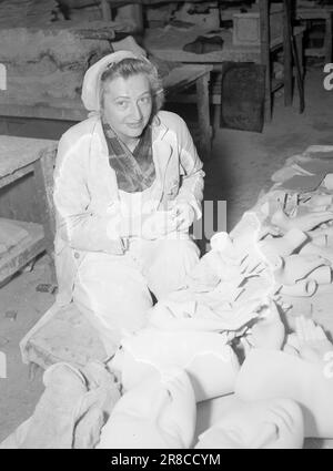 Courant 24-2-1947: Les filles en plaster12 travailleurs danois travaillent à Hokksund comme fabricants de buste. Ils se sont installés dans ce pays pour produire des bustes d'exposition pour les entreprises de toute la Norvège. Les mains doivent être bien polies pour que les ongles soient clairement visibles. Un long fil d'acier est fixé à l'intérieur de chacun des doigts pour les empêcher de se casser rapidement. Le pouce est moulé pour lui-même. Photo : Th. Skotaam / Aktuell / NTB ***PHOTO NON TRAITÉE*** Banque D'Images