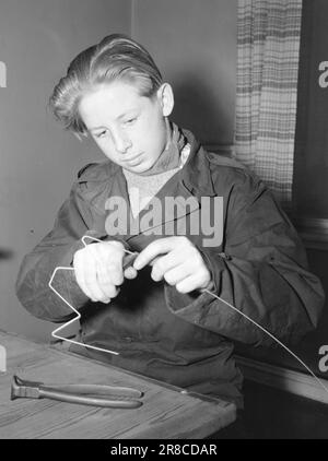 Actuel 10-1947: Orientation professionnelleQu'est-ce que je serai? Dans un mois, environ 45 000 filles et garçons quitteront l'école primaire et seront confrontés à un large éventail de choix de carrière. La mécanique sociale complexe de notre époque et la diversité des professions spécialisées font du choix un problème difficile. Dans le même temps, l'avenir des jeunes et le bien-être de la société dépendent de la bonne résolution du problème. Dans ce rapport, 'Aktuell' suit un homme de 14 ans de Grünerløkka à Oslo, Arne Møien, à travers le labyrinthe de l'orientation professionnelle pour voir ce que la société fait pour l'aider à obtenir Banque D'Images