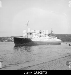 Courant 17-2-1947: Arendal, berceau de l'art de vivre Arendal, également appelé la « Venise du Nord » a été pendant plus de 100 ans la principale ville maritime en Norvège. Les voiliers de la ville ont été trouvés sur toutes les mers, et la ville et le quartier ont semé la vie quand les navires sont revenus à la maison en automne avec des charges lourdes. L'apogée d'Arendal s'est terminée à la fin du 19th siècle par un grave krach bancaire qui a créé une détresse et une misère sans précédent. Des gens de petite classe ont organisé des associations de « solidarité » pour s'occuper de leurs intérêts, et « la bande côtière douce » est devenue pour un temps le centre du soc Banque D'Images