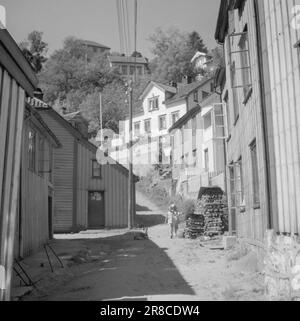 Courant 17-2-1947: Arendal, berceau de l'art de vivre Arendal, également appelé la « Venise du Nord » a été pendant plus de 100 ans la principale ville maritime en Norvège. Les voiliers de la ville ont été trouvés sur toutes les mers, et la ville et le quartier ont semé la vie quand les navires sont revenus à la maison en automne avec des charges lourdes. L'apogée d'Arendal s'est terminée à la fin du 19th siècle par un grave krach bancaire qui a créé une détresse et une misère sans précédent. Des gens de petite classe ont organisé des associations de « solidarité » pour s'occuper de leurs intérêts, et « la bande côtière douce » est devenue pour un temps le centre du soc Banque D'Images