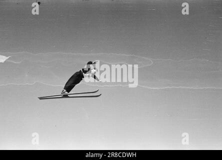 Courant 5-5-1947: Holmenkolldagen 1947Holmenkollen c'était un jour idéal pour le Holmenkollrenn 50th, avec un nouveau record au sol de 71 mètres, établi par le norvégien Hans Kaarstein, BUL, Oslo. Swede Sven Israelsson a remporté la coupe du Roi. C'est la première fois dans l'histoire de Holmenkollen qu'un étranger l'a fait. Photo: Aktuell / NTB ***PHOTO NON TRAITÉE*** Banque D'Images