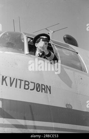 Courant 10-1947: La route express volante le long de la Norvège avec le Hurtigrute volante sur la route régulière, qui sera ouvert en juin, un vol part de Tromsø et un de Stavanger chaque matin, tandis qu'un est en réserve. La durée du vol est d'environ neuf heures avec des escales supplémentaires à Bergen, Oslo, Trondheim, Brønnøysund/Sandnessjøen, Bodø et Harstad. De Tromsø, la route Hammerfest–Vadsø–Kirkenes hodt commence par d'autres vols trois fois par semaine dans chaque sens. Le voyage Kirkenes–Oslo prendra donc deux jours avec le vol Hurtigruten. Maintenant environ une semaine passe. Photo : Th Banque D'Images