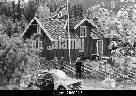 Réel 22 - 2 - 1974: DUS avec la PoliceLa police de district est un phénomène étrange qui agit comme une sorte de zone tampon entre le policier ordinaire et le garçon dans la rue. Le but est principalement de prévenir la criminalité. Current est avec les officiers Helge Løhren et Lars Stubstad. Visite de Marie et Reidar Ødegården à Østmarka. Les deux ont participé activement au travail avec les jeunes du district. Photo: Ivar Aaserud / Aktuell / NTB ***PHOTO NON TRAITÉE*** Banque D'Images