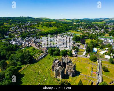 Vue aérienne de drone de la ville de Melrose et de l'abbaye de Melrose aux frontières écossaises, Écosse, Royaume-Uni Banque D'Images