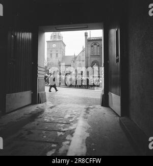 Actuel 13-7-1960: Qui a tourné? Un coup de feu a sorti de la chambre d'hôtel au cinquième étage d'une ferme en direction de la porte Karl Johans. Au même moment, un homme d'âge moyen s'est effondré dans un escalier en bas de la rue avec ses mains pressées à son estomac. Avant de s'évanouir, le contremaître de la station, Nils Mathiesen, âgé de 56 ans, s'est penché sur les gens qui l'entouraient : qui m'a tiré dessus ? Alors que les médecins se battaient pour la vie de Mathiesen et que les gens se précipitaient, les enquêteurs ont commencé leur travail approfondi. Après six heures de travail, ils ont pu répondre à la question. Photo: Ivar Aaserud / Aktuell / NTB ***PHOTO NON IMAGE PR Banque D'Images