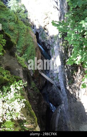 Le Breitachklamm est une gorge créée par la rivière Breitach dans l'Allgau. C'est l'une des gorges les plus profondes des Alpes bavaroises et des rochers les plus profonds. Banque D'Images