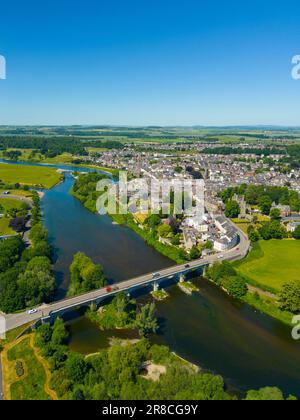 Vue aérienne depuis le drone de River Tweed et le pont Kelso à Kelso, aux frontières écossaises, en Écosse, au Royaume-Uni Banque D'Images