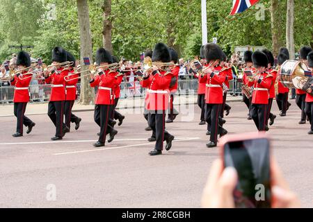 Londres, Royaume-Uni. 17th juin 2023. Les membres du groupe défilent le long du Mall, dans le centre de Londres, pendant le Trooping The Color Parade. Le défilé a lieu pour marquer l'anniversaire officiel du roi Charles III Cette année sera le premier Trooping de la couleur tenu pour le roi Charles III depuis qu'il est monté sur le trône à la suite de la mort de la reine Elizabeth II le 8 septembre 2022. Crédit : SOPA Images Limited/Alamy Live News Banque D'Images