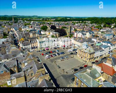 Vue aérienne depuis le drone de la place de la ville de Kelso, aux frontières écossaises, en Écosse, au Royaume-Uni Banque D'Images