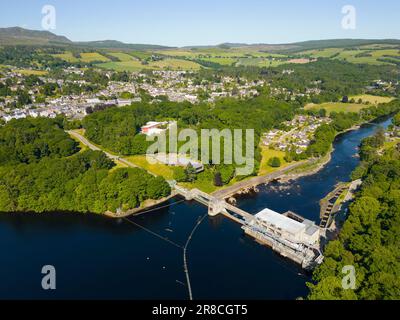 Vue aérienne depuis le drone du barrage de Pitlochry, dans la ville de Pitlochry, à Perth et à Kinross, en Écosse, au Royaume-Uni Banque D'Images