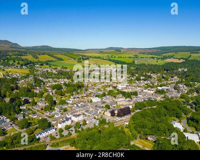 Vue aérienne depuis le drone de la ville de Pitlochry à Perth et Kinross, Écosse, Royaume-Uni Banque D'Images