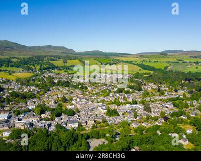 Vue aérienne depuis le drone de la ville de Pitlochry à Perth et Kinross, Écosse, Royaume-Uni Banque D'Images