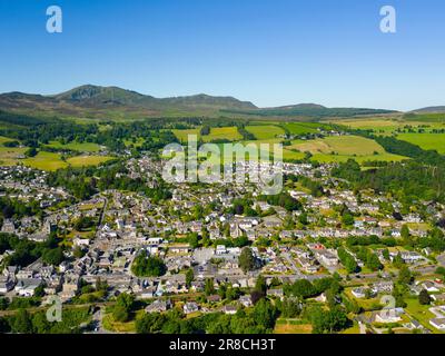 Vue aérienne depuis le drone de la ville de Pitlochry à Perth et Kinross, Écosse, Royaume-Uni Banque D'Images