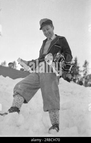 Courant 06-1950: De nouvelles pages à Holmenkollen.cette année le vent était sur le point de souffler l'ensemble de Holmenkollrennet, mais après un report de trois heures il est mort, et le grand festival folklorique qui attire tous, même à ceux qui s'occupent peu pour le sport, est allé de la pile conformément à la réglementation. Voici des photos du photographe Sverre A. Børretzen qui montrent la vie qui s'est déroulée parmi les 90 000 spectateurs avant, pendant et après la course. Photo; Sverre A. Børretzen / Aktuell / NTB ***PHOTO NON TRAITÉE*** Banque D'Images