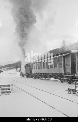 Réel 1- 1948: Le nord et le sud de la Norvège liés ensemble [image 0076]le 8 décembre 1947, Nordlandsbanen, ou Nord-Norgesbanen comme on devrait plutôt l'appeler, a ajouté quelques miles à sa croissance. La ligne Mo i Rana-Lønsdal a été ouverte à la circulation générale. Une nouvelle étape du Nord-Norgesbanen est ainsi achevée. Mais Lønsdal n'est pas le point final, la voie doit aller beaucoup plus au nord, - y a-t-il une raison de gonfler cet incident à plus qu'un intermesso technique ferroviaire? Oui, c'est vrai. Cet événement, qui a eu lieu sans aucune exposition majeure de faste et splendeur cérémonielles, en réalité Banque D'Images