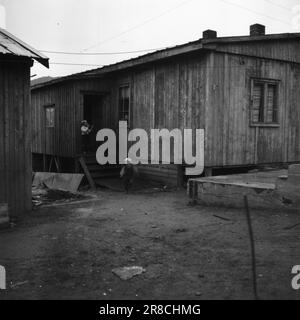 Réel 20-3-1947: Honningsvåg'entre les casernes et les montagnes le long de la mer...' Lorsque les « départements de construction » allemands ont quitté Honningsvåg, seule la minuscule église en bois est restée et a témoigné que Honningsvåg était une petite communauté prospère, le plus grand village de pêcheurs de West Finnmark. Comment se fait-il dans Honningsvåg aujourd'hui, près de trois ans après que les Allemands ont commencé leurs ravages dans Finnmark? Comment va-t-il réellement avec la restauration controversée dans le Nord? Photo : Th. Skotaam / Aktuell / NTB ***PHOTO NON TRAITÉE*** Banque D'Images