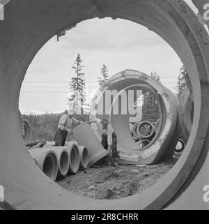 Courant 14-1950: Jernverket dans Mo i Rana.Well plus de 800 hommes sont en train d'ériger les travaux de fer dans Mo i Rana, et le travail progresse rapidement. Des coups de mine en plein essor, de l'oxygène provenant des exercices de compression et des masses rocheuses massives de l'air à trembler et de quiver, et en bas de la montagne les tunnels sillonnent leur chemin. Beaucoup a été fait, mais il reste encore beaucoup à faire. Photo: Sverre A. Børretzen / Aktuell / NTB ***PHOTO NON TRAITÉE*** Banque D'Images