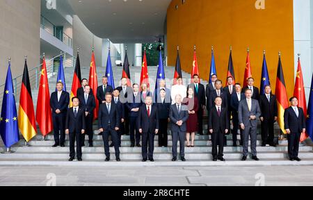 Berlin, Allemagne. 20th juin 2023. La visite du Premier ministre chinois Li Qiang, du Chancelier allemand OLAF Scholz et des personnes participant à la septième consultation intergouvernementale Chine-Allemagne posent pour une photo de groupe à Berlin, Allemagne, 20 juin 2023. La septième consultation intergouvernementale Chine-Allemagne a été co-présidée mardi par Li et Scholz à Berlin. Li et Scholz ont tenu des entretiens avant la consultation. Credit: Huang Jingwen/Xinhua/Alay Live News Banque D'Images