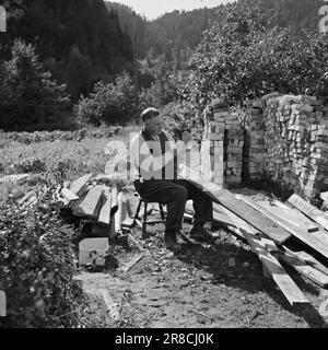 Courant 18-1949: Le vieil homme Nygårdsvold a 70Former ans le Premier ministre Johan Nygårdsvold a 70 ans le 6 septembre 1949. Il a pris sa retraite à Hommelvik et passe son temps à rénover la maison. - Placé dans le gril du soleil juste à l'extérieur de l'extérieur, il est à son meilleur. "Mais le soleil brille à peine cette année à Trøndelag", dit-il. "Il semble que tout le village va flotter loin, c'est comme ça qu'il pleut" photo; par Bratland / Aktuell / NTB ***PHOTO NON TRAITÉE*** Banque D'Images