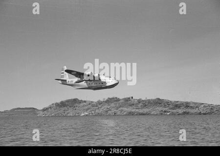 Courant 10-1947: La route express volante le long de la Norvège avec le Hurtigrute volante sur la route régulière, qui sera ouvert en juin, un vol part de Tromsø et un de Stavanger chaque matin, tandis qu'un est en réserve. La durée du vol est d'environ neuf heures avec des escales supplémentaires à Bergen, Oslo, Trondheim, Brønnøysund/Sandnessjøen, Bodø et Harstad. De Tromsø, la route Hammerfest–Vadsø–Kirkenes hodt commence par d'autres vols trois fois par semaine dans chaque sens. Le voyage Kirkenes–Oslo prendra donc deux jours avec le vol Hurtigruten. Maintenant environ une semaine passe. Photo : Th Banque D'Images