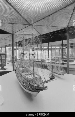 Aktuell 20 - 1974: La voile Norvège dans la HouseLe Musée maritime norvégien a été fondé il y a 60 ans, mais seulement ces jours-ci peut-on dire qu'il a été correctement établi en étroite association avec le Framhuset et la maison Kon-Tiki sur Bygdøynes. Photo: Sverre A. Børretzen / Aktuell / NTB ***PHOTO NON TRAITÉE*** Banque D'Images