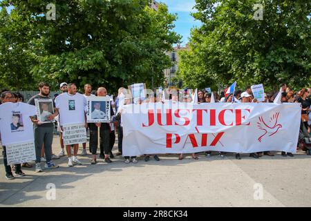 Les manifestants tiennent une bannière exprimant leur opinion pendant la manifestation. Après la première marche sur 10 juin 2023, plusieurs ont répondu à l'appel du collectif de familles de victimes d'assassinats à marcher de nouveau dans les rues de Marseille. Ils ont dénoncé l'absence de l'Etat et demandé plus de moyens pour la justice. Deux gangs se battent actuellement dans la ville pour dominer le trafic de drogue, faisant de jeunes victimes. Banque D'Images