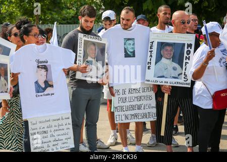 Les manifestants tiennent des écriteaux exprimant leur opinion pendant la manifestation. Après la première marche sur 10 juin 2023, plusieurs ont répondu à l'appel du collectif de familles de victimes d'assassinats à marcher de nouveau dans les rues de Marseille. Ils ont dénoncé l'absence de l'Etat et demandé plus de moyens pour la justice. Deux gangs se battent actuellement dans la ville pour dominer le trafic de drogue, faisant de jeunes victimes. Banque D'Images