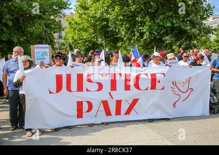 Les manifestants tiennent une bannière exprimant leur opinion pendant la manifestation. Après la première marche sur 10 juin 2023, plusieurs ont répondu à l'appel du collectif de familles de victimes d'assassinats à marcher de nouveau dans les rues de Marseille. Ils ont dénoncé l'absence de l'Etat et demandé plus de moyens pour la justice. Deux gangs se battent actuellement dans la ville pour dominer le trafic de drogue, faisant de jeunes victimes. Banque D'Images