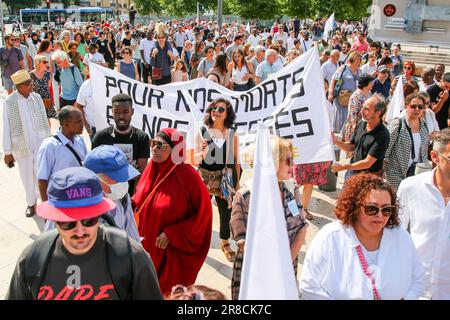 Les manifestants tiennent une bannière pendant la manifestation. Après la première marche sur 10 juin 2023, plusieurs ont répondu à l'appel du collectif de familles de victimes d'assassinats à marcher de nouveau dans les rues de Marseille. Ils ont dénoncé l'absence de l'Etat et demandé plus de moyens pour la justice. Deux gangs se battent actuellement dans la ville pour dominer le trafic de drogue, faisant de jeunes victimes. Banque D'Images