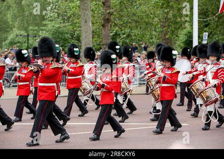 Londres, Royaume-Uni. 17th juin 2023. Les membres du groupe défilent le long du Mall, dans le centre de Londres, pendant le Trooping the Color Parade. Le défilé a lieu pour marquer l'anniversaire officiel du roi Charles III Cette année sera le premier Trooping de la couleur tenu pour le roi Charles III depuis qu'il est monté sur le trône à la suite de la mort de la reine Elizabeth II le 8 septembre 2022. (Credit image: © Steve Taylor/SOPA Images via ZUMA Press Wire) USAGE ÉDITORIAL SEULEMENT! Non destiné À un usage commercial ! Banque D'Images