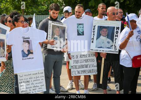 Marseille, France. 18th juin 2023. Les manifestants tiennent des écriteaux exprimant leur opinion pendant la manifestation. Après la première marche sur 10 juin 2023, plusieurs ont répondu à l'appel du collectif de familles de victimes d'assassinats à marcher de nouveau dans les rues de Marseille. Ils ont dénoncé l'absence de l'Etat et demandé plus de moyens pour la justice. Deux gangs se battent actuellement dans la ville pour dominer le trafic de drogue, faisant de jeunes victimes. (Photo de Denis Taust/SOPA Images/Sipa USA) crédit: SIPA USA/Alay Live News Banque D'Images