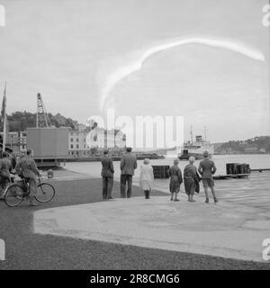 Courant 17-2-1947: Arendal, berceau de l'art de vivre Arendal, également appelé la « Venise du Nord » a été pendant plus de 100 ans la principale ville maritime en Norvège. Les voiliers de la ville ont été trouvés sur toutes les mers, et la ville et le quartier ont semé la vie quand les navires sont revenus à la maison en automne avec des charges lourdes. L'apogée d'Arendal s'est terminée à la fin du 19th siècle par un grave krach bancaire qui a créé une détresse et une misère sans précédent. Des gens de petite classe ont organisé des associations de « solidarité » pour s'occuper de leurs intérêts, et « la bande côtière douce » est devenue pour un temps le centre du soc Banque D'Images