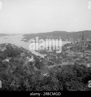 Courant 17-2-1947: Arendal, berceau de l'art de vivre Arendal, également appelé la « Venise du Nord » a été pendant plus de 100 ans la principale ville maritime en Norvège. Les voiliers de la ville ont été trouvés sur toutes les mers, et la ville et le quartier ont semé la vie quand les navires sont revenus à la maison en automne avec des charges lourdes. L'apogée d'Arendal s'est terminée à la fin du 19th siècle par un grave krach bancaire qui a créé une détresse et une misère sans précédent. Des gens de petite classe ont organisé des associations de « solidarité » pour s'occuper de leurs intérêts, et « la bande côtière douce » est devenue pour un temps le centre du soc Banque D'Images