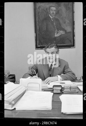 Courant 23-5-1960 : les rangées vides de bancs au Nationaltheatert. Chaque printemps, nous avons une crise du théâtre. Cette année, les coffres du Théâtre national sont au fond de la roche. Le directeur financier est de nouveau sur la piste de mendicité.il peut la gérer. Mais pouvons-nous éviter une crise au printemps prochain ? Est-il à la recherche d'argent? Le directeur financier Erik Kristen Johanssen cherche avec impatience des solutions. Il n'a pas l'usage d'un coffre-fort dans le bureau du Nationaltheatert, assure-t-il, mais peut-être trouvera-t-il de l'argent néanmoins. Il a l'air inquiet, il ne le nie pas. Et pourtant, il n'a jamais si peu d'espoir. Il a été dans le financier t Banque D'Images