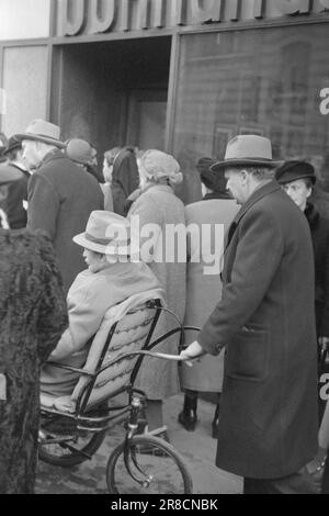 Effectif 05-1950: Freeman à OsloLe miracle controversé Pastor Freeman a visité Oslo. Aktuell a participé à quelques réunions et décrit ses impressions ici. La rumeur des merveilleux pouvoirs de guérison de M. William Freeman s'était propagée à l'avance de Stockholm. Des personnes boiteuses et paralysées ont été emmenées en fauteuil roulant au site de Filadelfia. Cet homme qui a été conduit à la réunion a dû la laisser dans le même fauteuil roulant qu'il est venu. Photo: Sverre A. Børretzen / Aktuell / NTB ***PHOTO NON TRAITÉE*** Banque D'Images