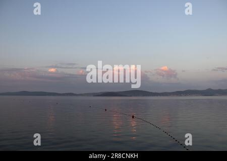 La ville de Zadar et les monuments historiques avec des églises et une cathédrale qui sont encore en usage aujourd'hui. Les photos montrent également la partie côtière de la ville. Banque D'Images