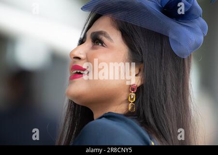 Ascot, Berkshire, Royaume-Uni. 20th juin 2023. Un coureur glamour à Royal Ascot Banque D'Images