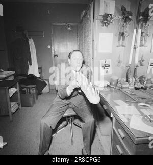 Courant 9-4-1960: Ajuster - long et fidèle serviteur Leif Juster a cinquante ans. 50 bougies sur le gâteau. Le célébrant a remercié pour le cadeau, il s'est bien passé avec un long pain, et a fait sauter 49 bougies en un. - Mais alors je ne me sens pas un jour plus de 49 non plus - a dit la résilience de 50 ans-vieux. Photo: Ivar Aaserud / Aktuell / NTB ***PHOTO NON TRAITÉE*** Banque D'Images