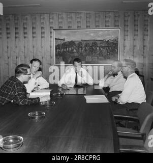 Actuel 33-3-1960: Carrière en rouge, blanc et vert le jeune homme de Drammen a tout le grand Copenhague dans son régime. Bjørn Lindstad est directeur du marché de gros le plus moderne d'Europe, en deux ans également l'un des plus importants au monde. Photo: Ivar Aaserud / NTB / Aktuell ***PHOTO NON TRAITÉE*** Banque D'Images