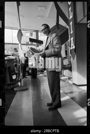 Réel 41-8-1960 : Une voiture, s'il vous plaît! Bon conseil lorsque vous achetez une nouvelle voiture pour la première fois. Photo: Aktuell / NTB ***PHOTO NON TRAITÉE*** Banque D'Images