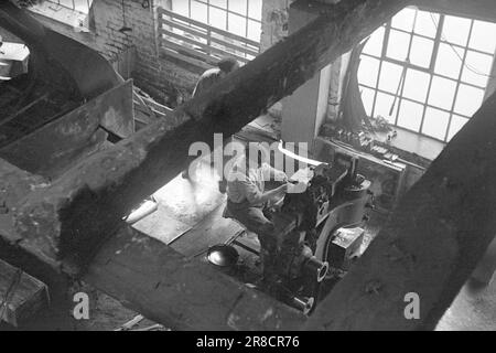 Courant 09-1950: Prêt pour le printemps. Le plus grand fabricant de machines agricoles du pays, l'usine de Kverneland à temps sur Jæren, également makessmaller, mais des outils agricoles très nécessaires. Photo: Sverre A. Børretzen / Aktuell / NTB ***photo non traitée*** Banque D'Images