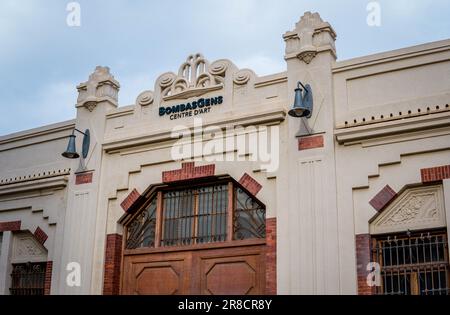 Photo de la façade du Musée privé d'art contemporain de Bombas Gens à Valence, Espagne. Panneau de porte d'entrée Banque D'Images