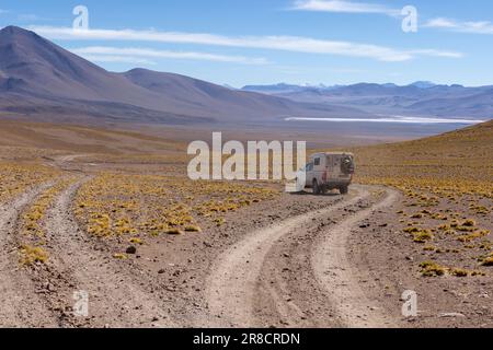 Vivre le rêve de l'aventure : conduire la route pittoresque de la lagune à travers la réserve nationale isolée de faune Andina Eduardo Avaroa dans l'Altiplano bolivien Banque D'Images